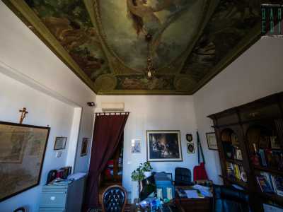 Passiamo ora alla camera adiacente, l� dove rimaniamo incantati da un soffitto a �specchio� affrescato...